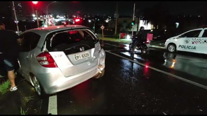 Família tem carro atingido em acidente. Veículo foi parar na lateral da rua