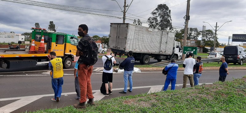 Uma pessoa morre após acidente entre caminhão e motocicleta em Araraquara