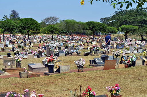 Objetos são furtados de cemitério em Araraquara