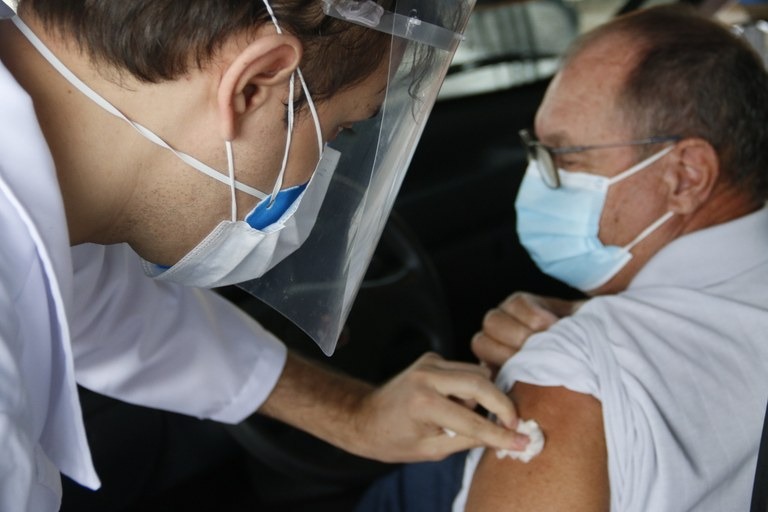Vacinação contra a Covid-19 ocorre no Feriadão?