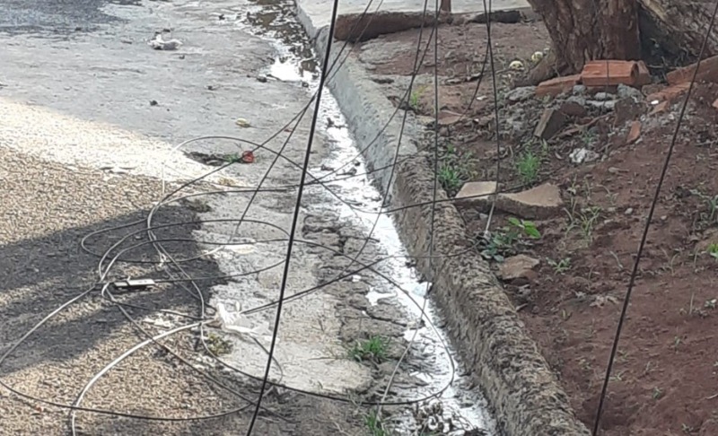 Fios soltos causam preocupação com risco de acidentes em Araraquara