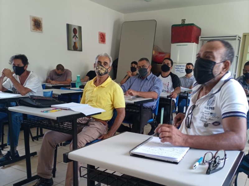 Associação consegue parceria e leva curso profissionalizante para moradores do bairro