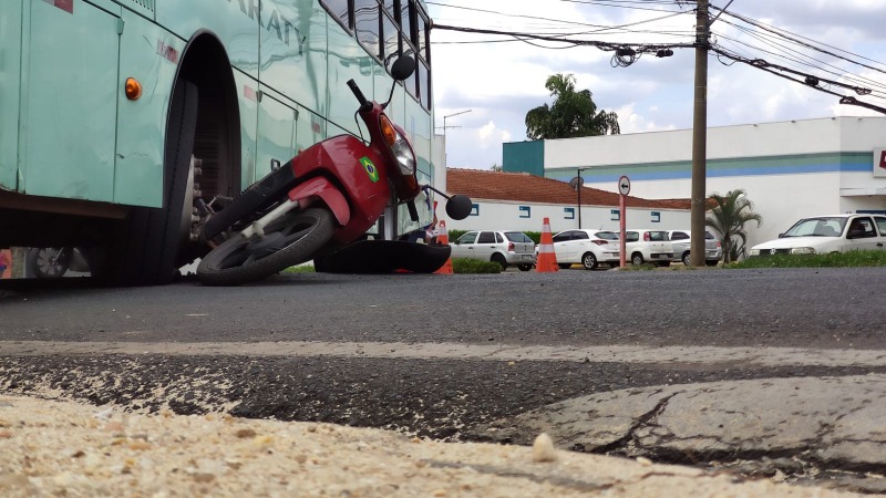 Mulher fica ferida após acidente entre ônibus e motocicleta em Araraquara
