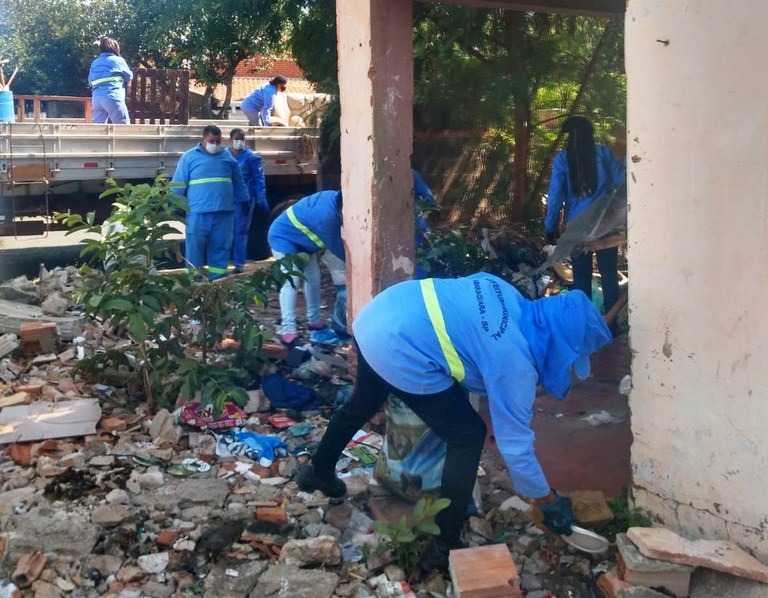 Cerca de 1 tonelada de inservíveis é retirado de imóvel abandonado na Vila Xavier