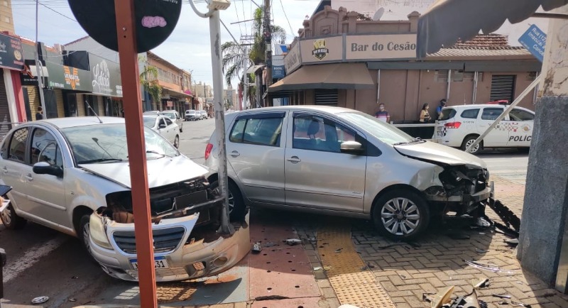 Motorista não respeita sinalização e atinge veículo na região do Carmo, em Araraquara