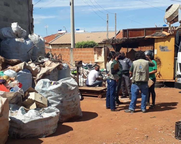 Força-tarefa fiscaliza e autua ferros-velhos e depósitos de recicláveis em Araraquara