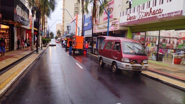 Após período de restrições, ambulantes voltam a trabalhar nas ruas centrais durante Natal