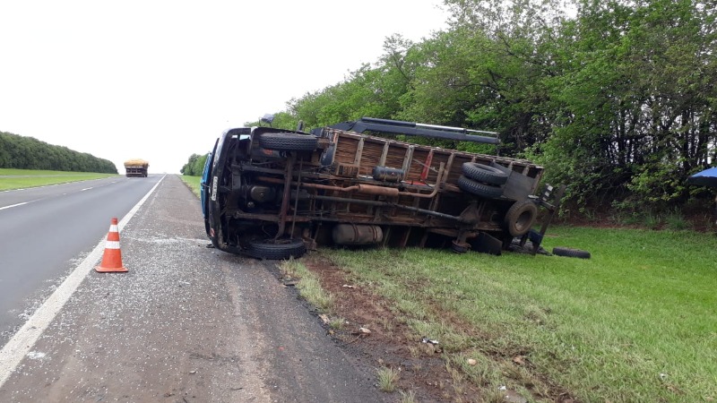 Caminhão tomba com casal em rodovia de Araraquara
