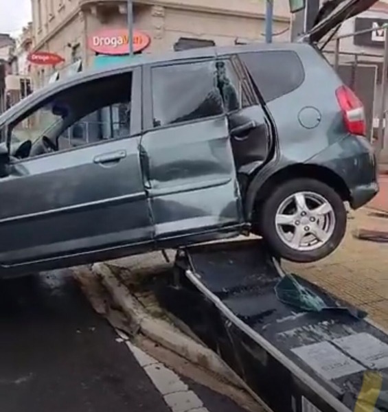 Carro destrói semáforo após ser atingido por ônibus no Centro de Araraquara
