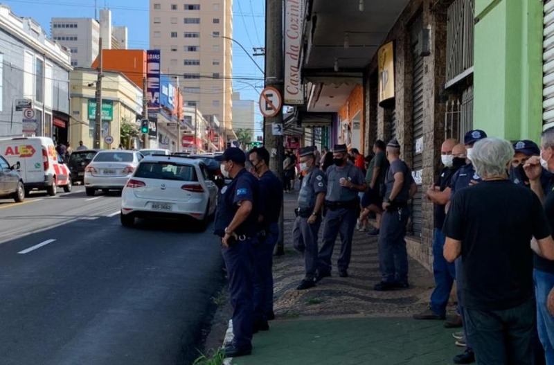 Fiscais obrigam comerciantes a fechar e confusão se instala no Centro de Araraquara