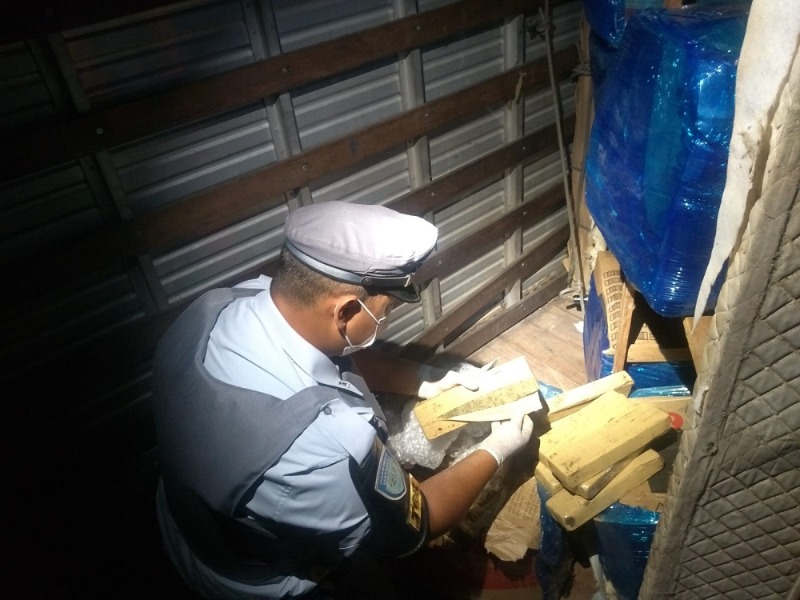 Dupla é presa com mais de 250 tabletes de maconha em pedágio