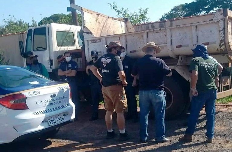 Oito caminhões carreados de materiais inseríveis são retirados da Chácara Flora