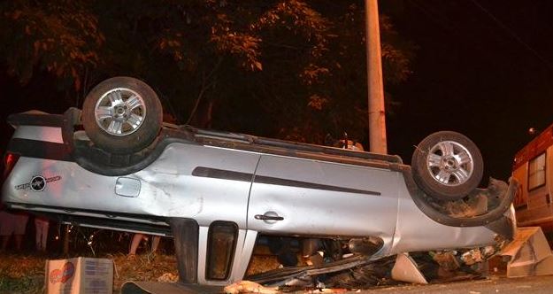 Veículo capota e deixa feridos na "Curva da Morte" em Matão