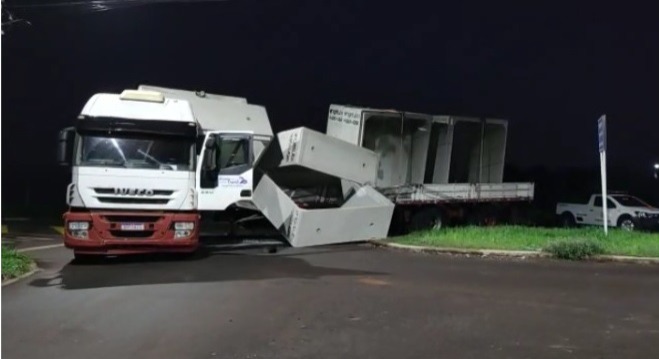 Veja imagens da retirada de tubos de concreto que caíram de caminhão, na região do Residencial Lupo