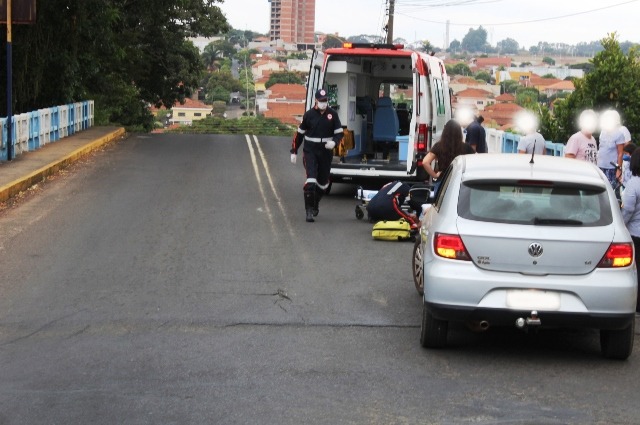 Ciclista sofre traumatismo craniano após cair em pontilhão