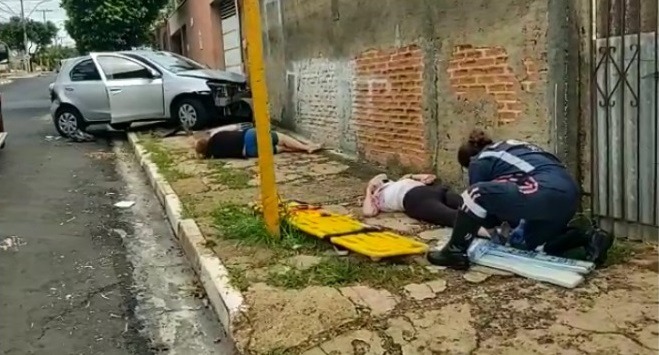 Bandidos roubam veículo e atropelam duas mulheres em Araraquara