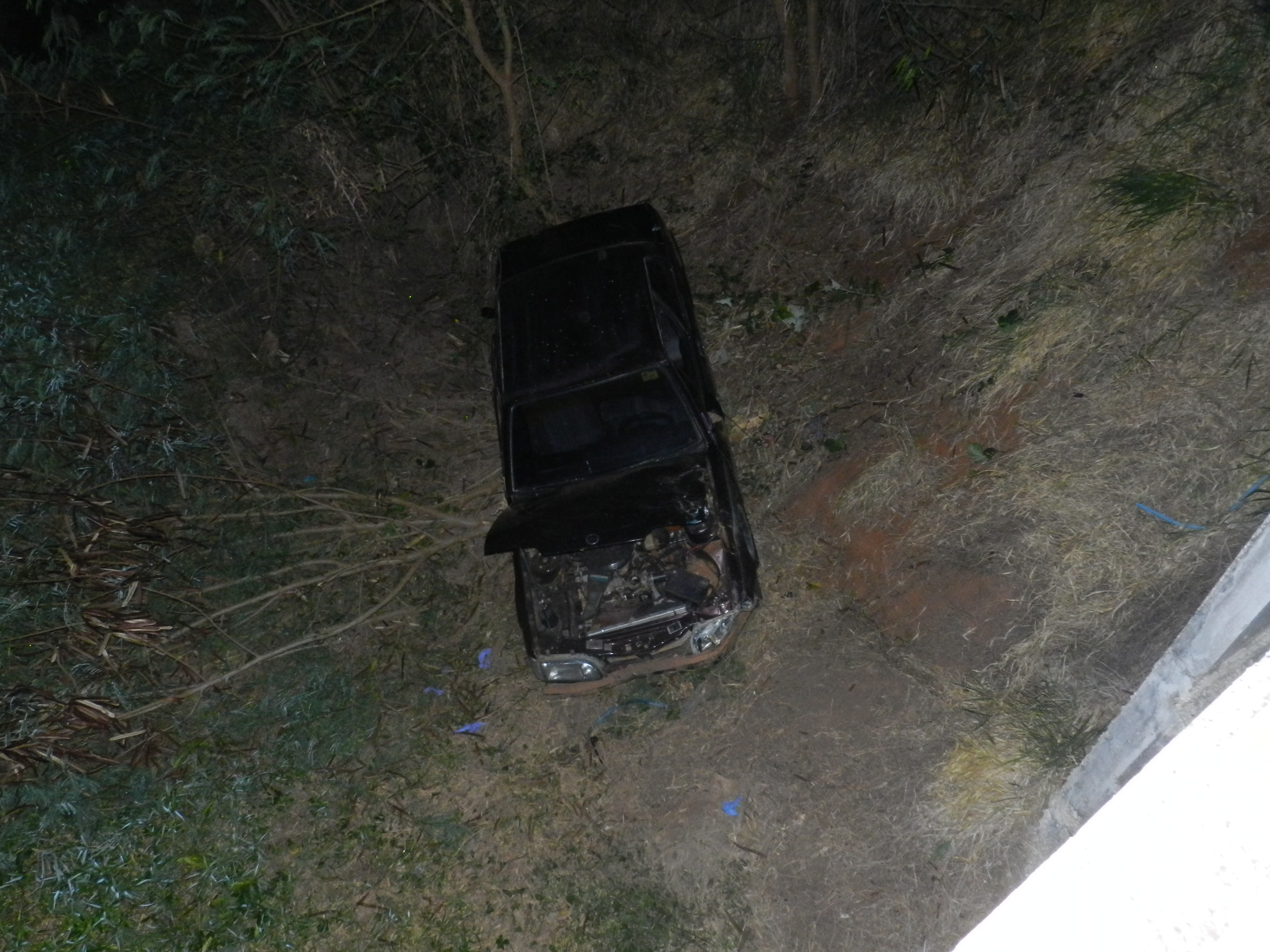 Carro desgovernado cai de ponte em  Araraquara e duas pessoas ficam feridas