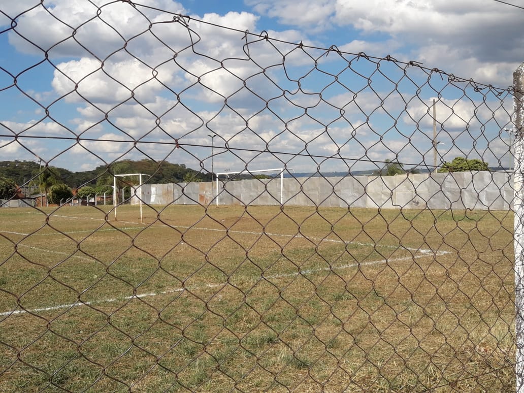 Após torneio de futebol no fim de semana, prefeitura bloqueia campo