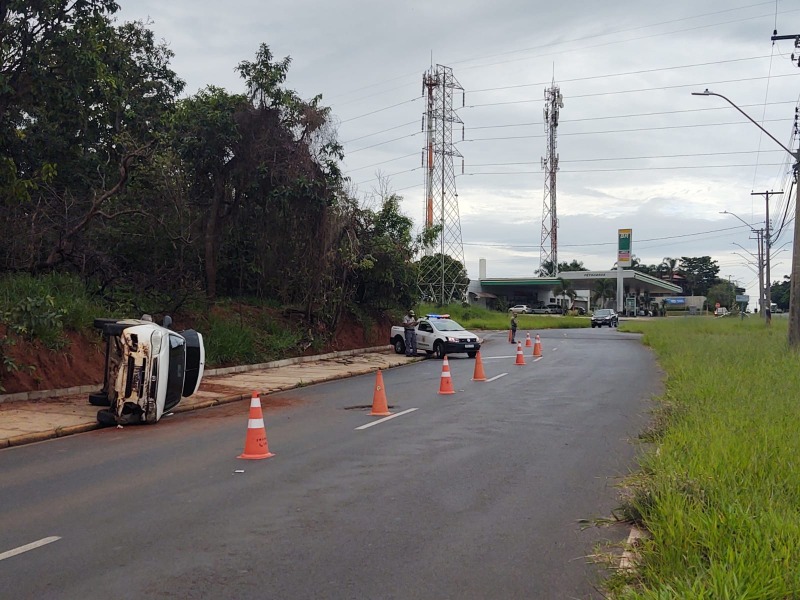 Motorista perde controle e capota veículo na entrada do bairro Maria Luiza
