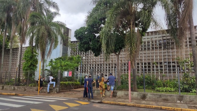 Justiça condena a 10 anos homem que agrediu outro a pauladas em frente ao fórum de Araraquara