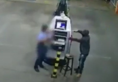 Assaltante “toca terror” em posto de combustíveis de Araraquara