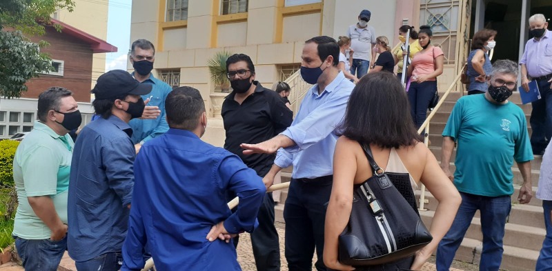 Após protesto, vereadores adiam votação de Projeto institui o Passaporte da Vacina em Araraquara