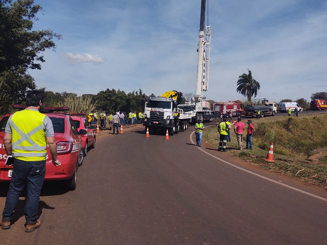 Caminhão despenca de ribanceira e mata motorista na SP-255