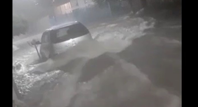 VEJA VÍDEOS: Chuva arrasta carros na região Central de Araraquara