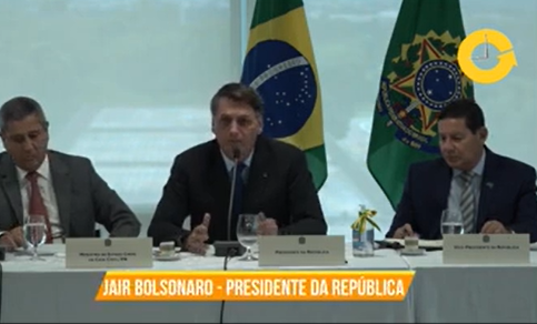 Um bosta de um prefeito, faz um bosta de um decreto, diz Bolsonaro em vídeo