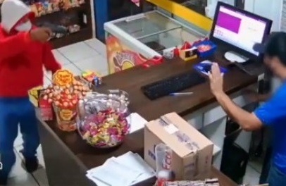 Homem rouba postos de combustíveis e assusta frentistas. Veja as imagens