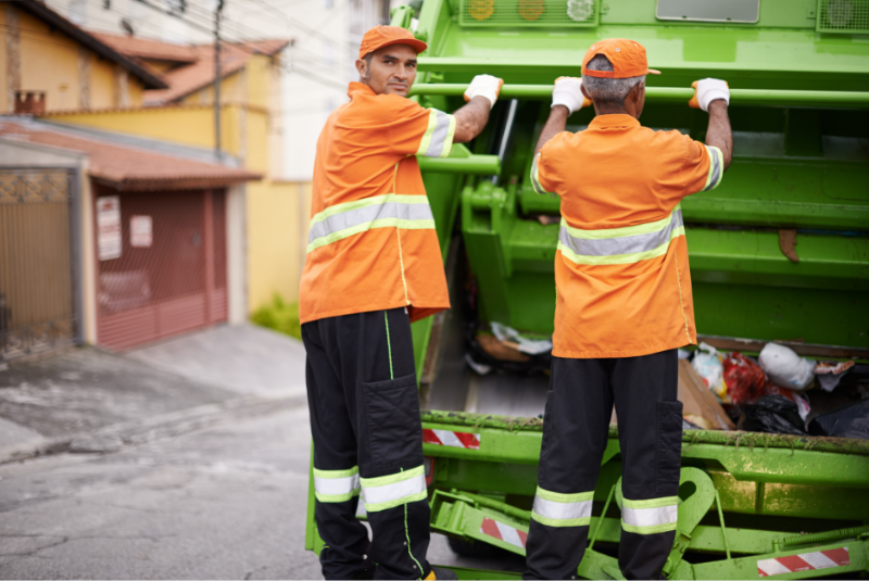 Coleta de lixo não terá mais coletores em pé nas caçambas de caminhões, após ação civil