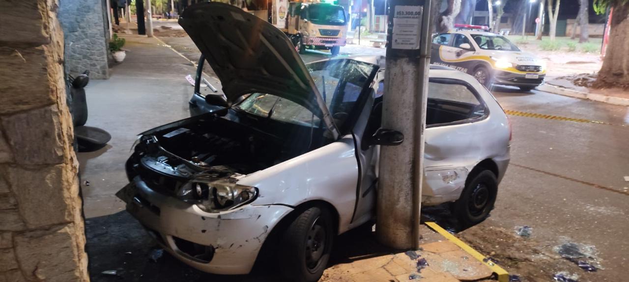 Foto: Flavio Fernandes/Araraquara Agora/Carro Batido No Poste Após Colisão