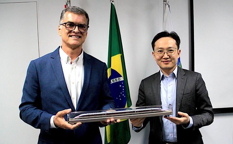 Prefeito Lapena com o vice-presidente da CRRC Brasil, Jay Jie Zeng