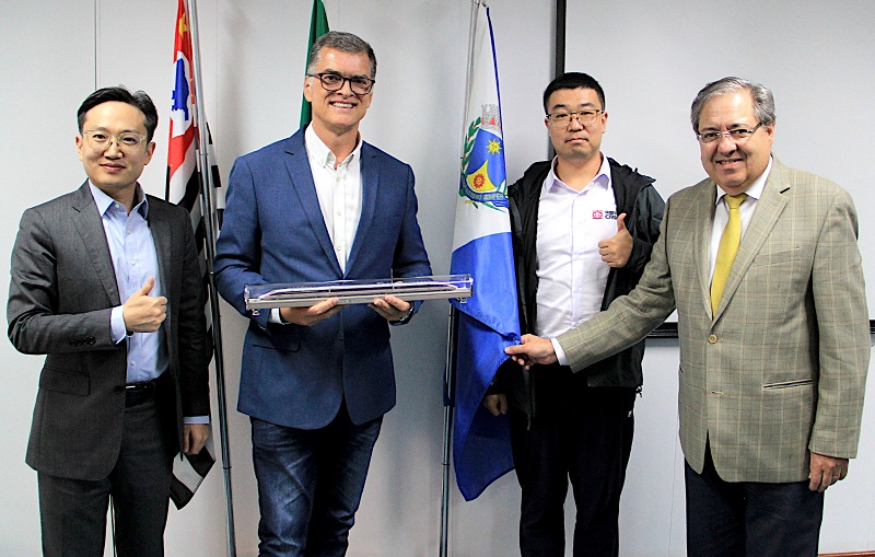 Jay Jie Zeng, Lapena, Shanhua Yu e Fernando Passos
