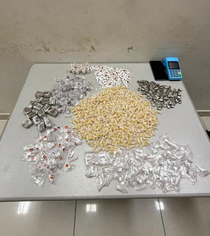 Foto: Divulgação/PM/Drogas Apreendidas Em Bolsa Com Traficante 