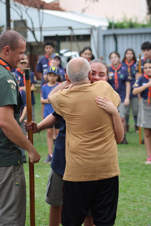 Larissa e o avô durante homenagens  