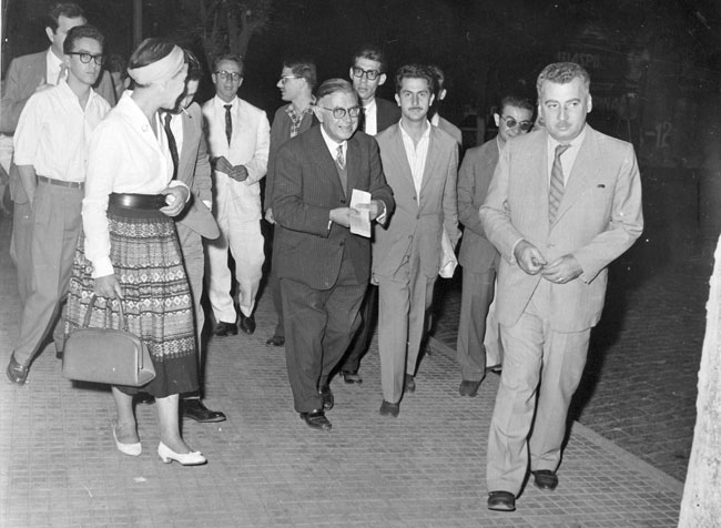 Simone de Beavouir (esqueda), Sartre (centro) e Jorge Amado (direita) na FFCL (acervo FCLAr)