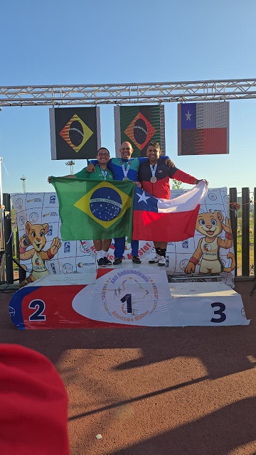 Batista Haddad, no pódio, ao conquistar duas medalhas de ouro na categoria M45