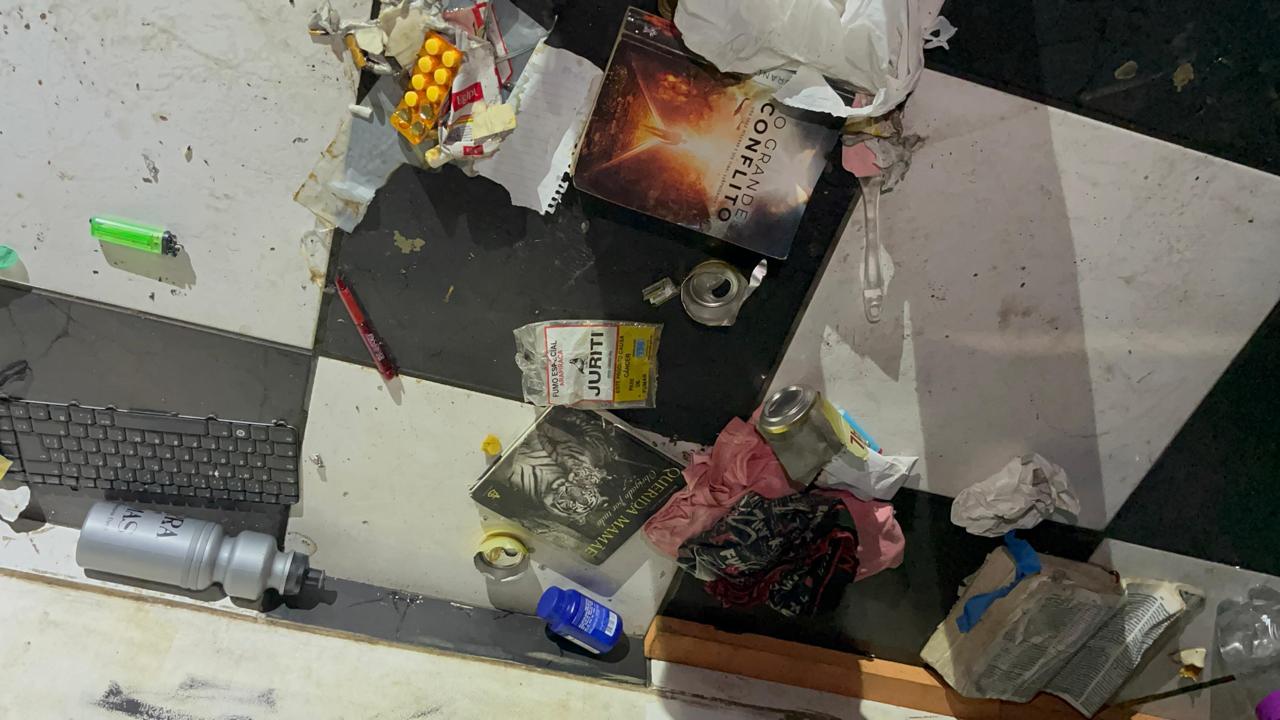 Foto: Flavio Fernandes/Araraquara Agora/Remédios, Sujeira, Bitucas de Cigarro e Livros No Local