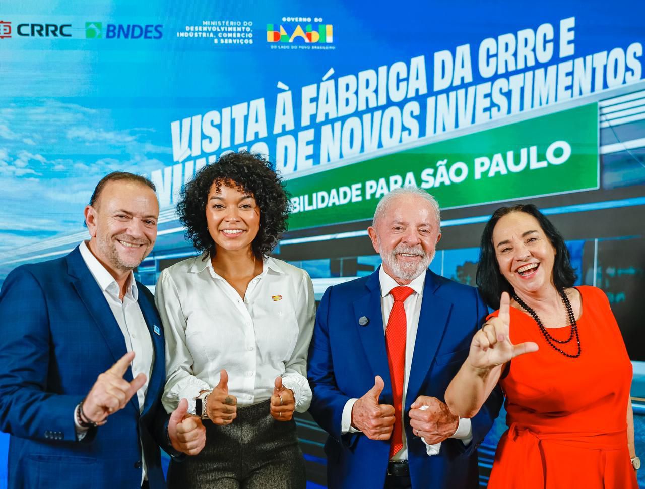 Edinho Silva e as deputadas Thainara Faria e Márcia Lia ao lado de Lula