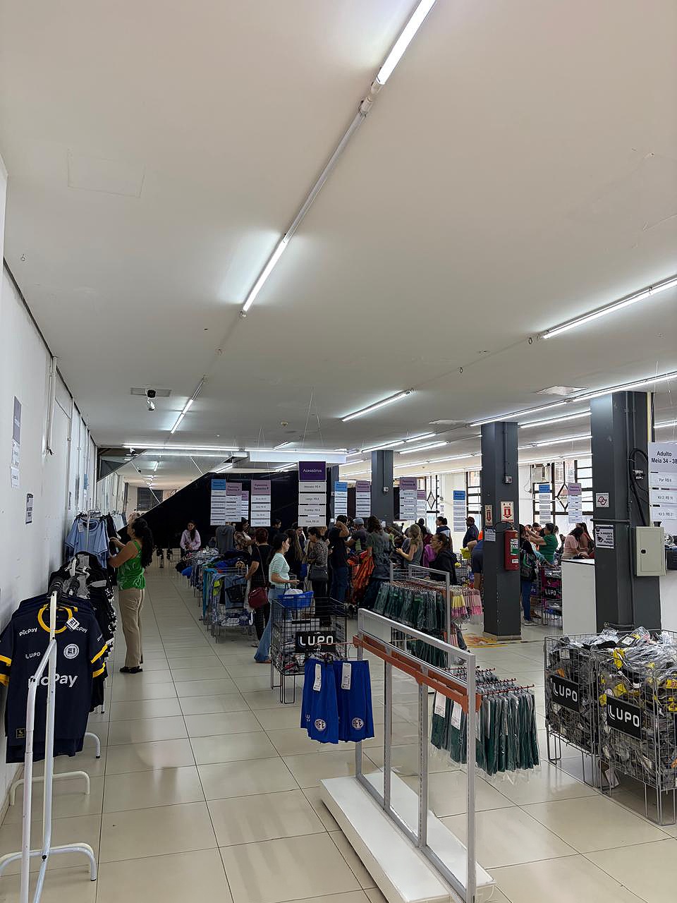 Público visita o Feirão Lupo no Shopping Lupo Araraquara, aproveitando descontos que podem chegar a até 75%. 