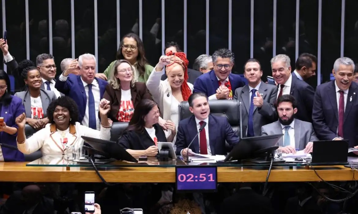 Deputados aprovam PEC do fim da escala 6x1, que reduz jornada semanal para 40 horas sem corte salarial