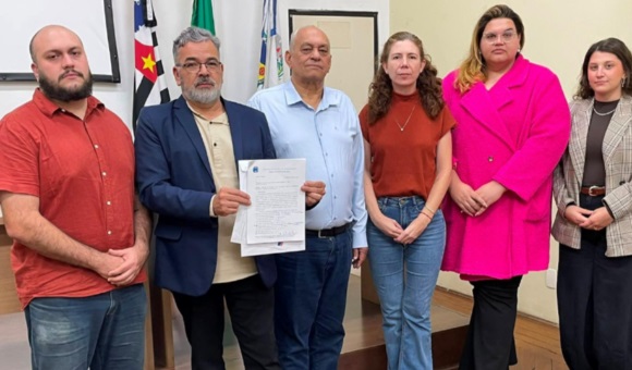 Parlamentares da oposição exibem documentos que embasam o levantamento sobre o arquivamento de processos ligados a recursos federais para a educação de Araraquara