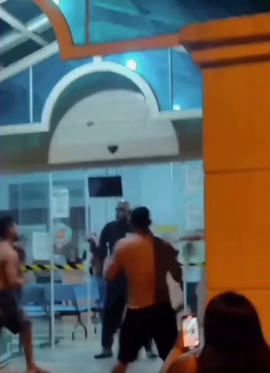 Confusão mobilizou o operador da unidade e funcionários na recepção do Hospital Municipal José Nigro Neto; vidro da recepção e cadeiras foram quebradas durante o tumulto 