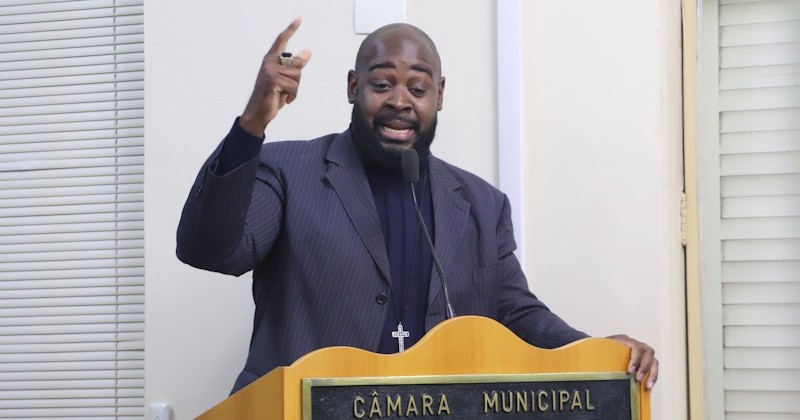 Vereador durante sessão da última terça-feira (16)  
