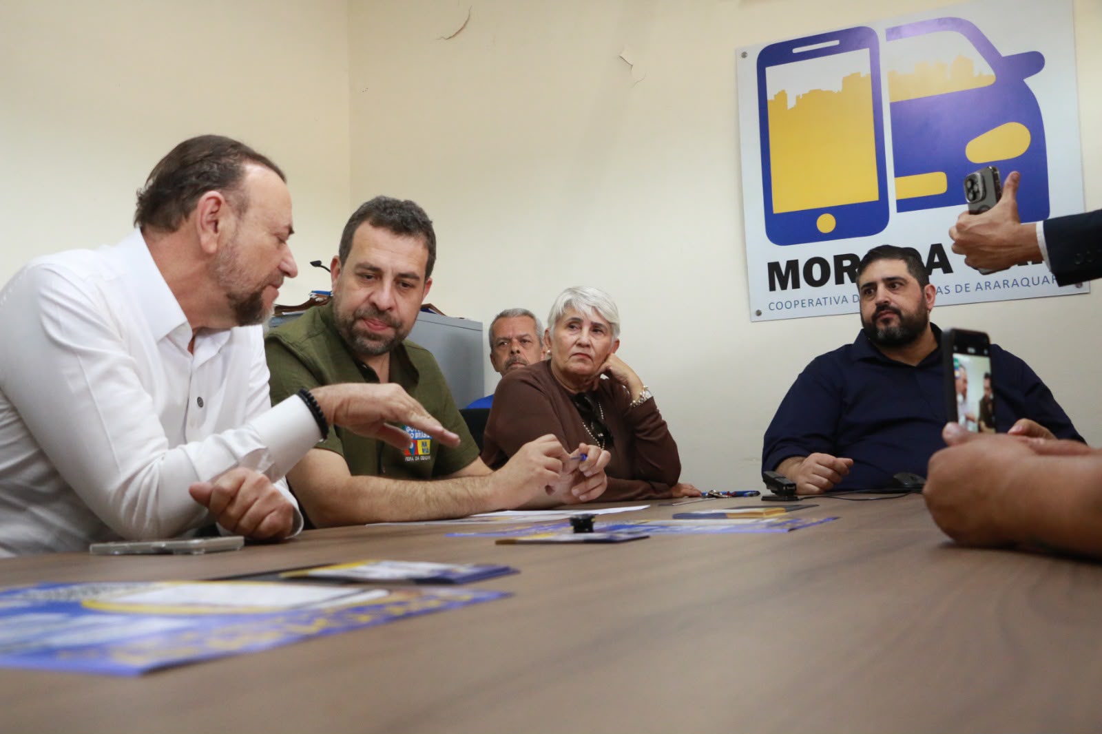 Edinho Silva e Guilherme Boulos durante reunião com membros da Cooperativa Morada Car  