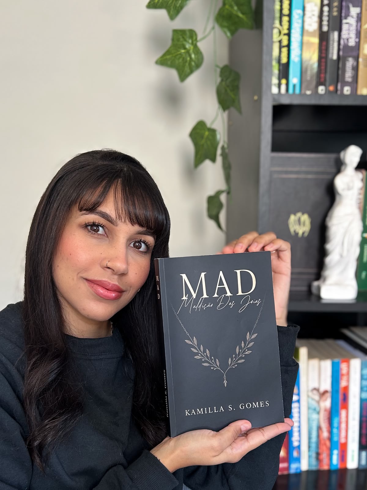 Com MAD – Maldição das Joias, Kamilla apresenta uma história que une fantasia, suspense e emoção desde as primeiras páginas
