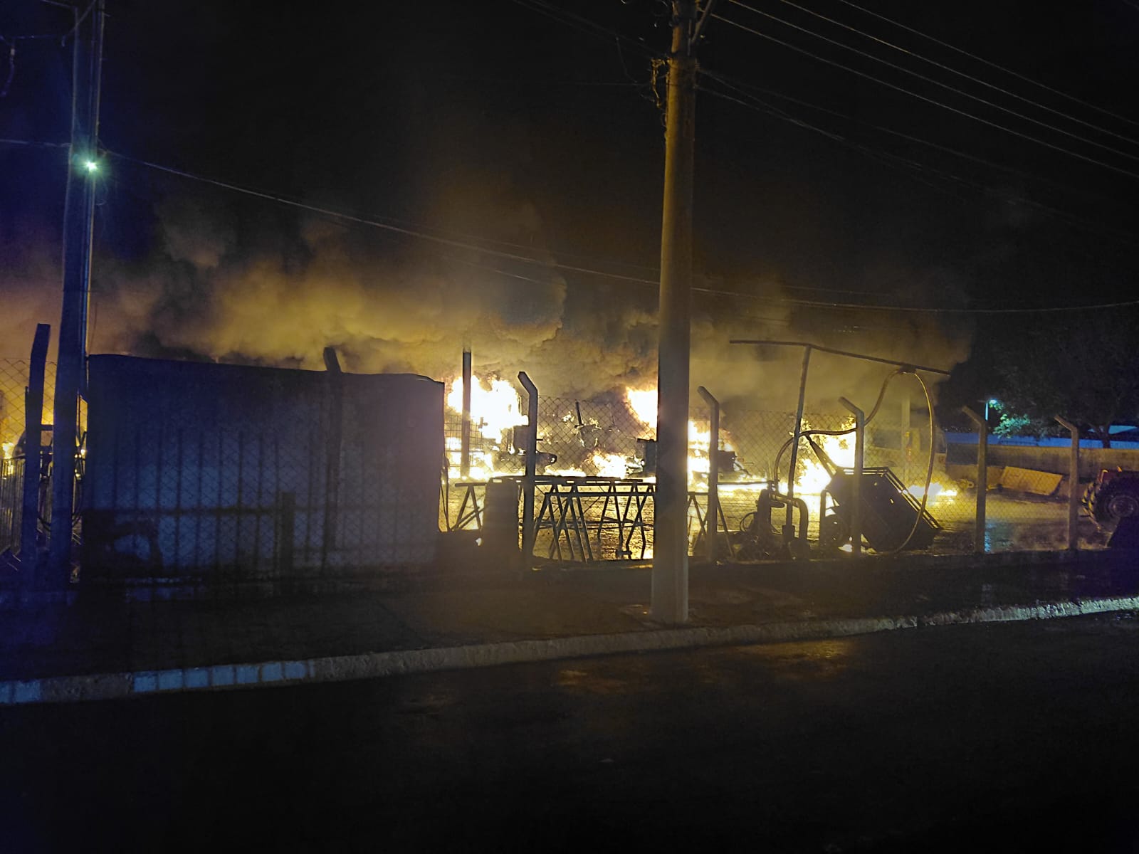 Incêndio registrado nesta madrugada, destruiu praticamente toda a frota de veículos da Prefeitura