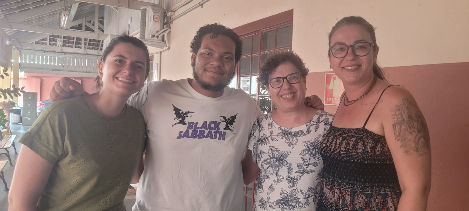 Michel, ao centro, e a professora Patricia Elena, de verde, ao lado de estudantes e integrantes da Diretoria de Ensino, em Américo Brasiliense.