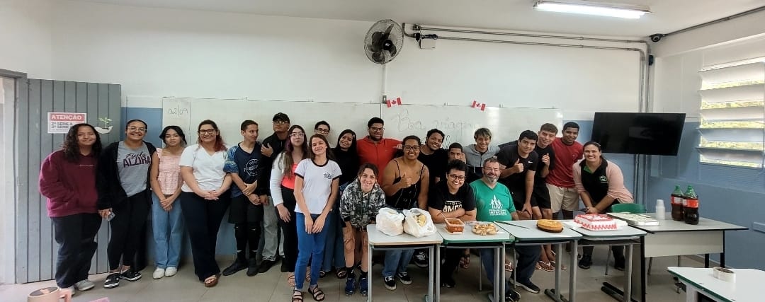 Michel Nascimento dos Passos celebra com integrantes da Escola Estadual Professora Alzira Dias de Toledo Piza a conquista do intercâmbio no Canadá pelo Prontos pro Mundo.